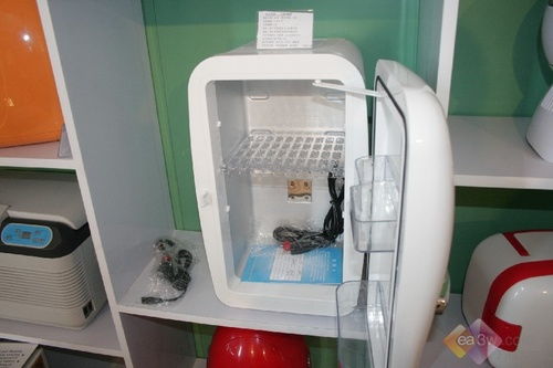 09中山小家電交易會(huì) 超可愛(ài)小冰箱引領(lǐng)個(gè)性化消費(fèi)，化工材料創(chuàng)新成幕后功臣